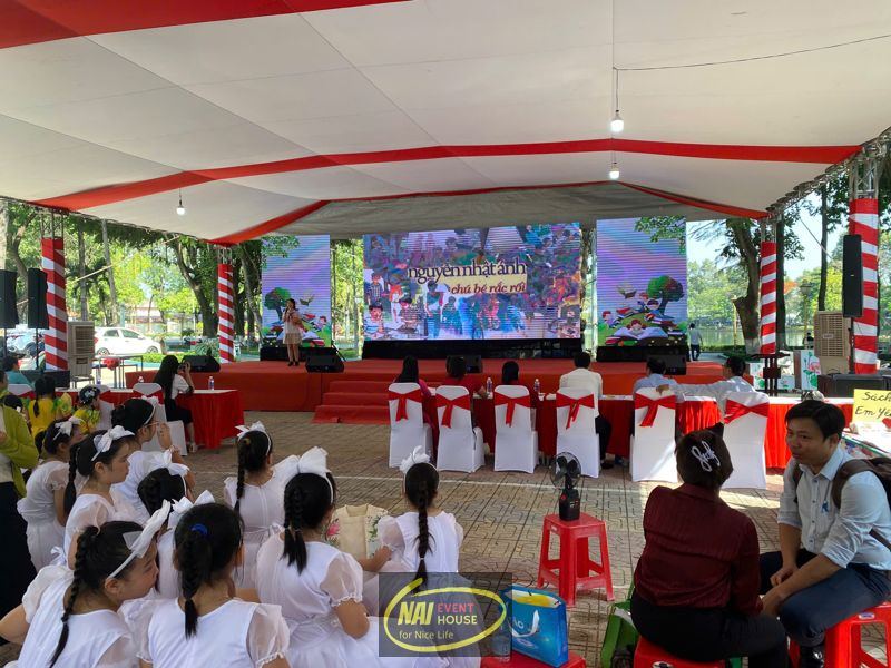 Học sinh tham gia hội thi giới thiệu và nêu cảm nhận về sách