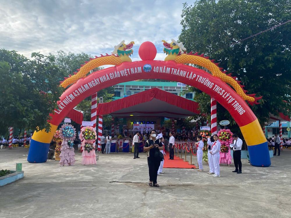 Cổng hơi rồng nhiều màu tại lễ kỷ niệm thành lập trường