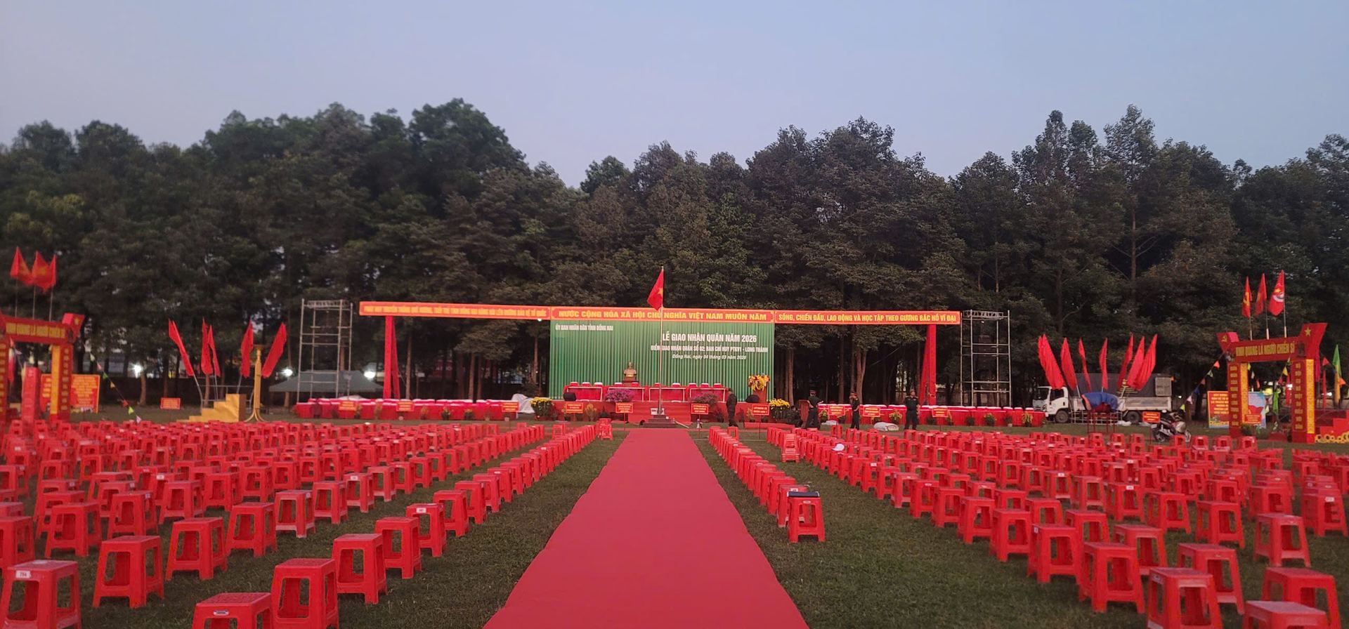 Sân lễ ra quân với hàng nghìn ghế, thảm đỏ và sân khấu do Nai Event House thi công