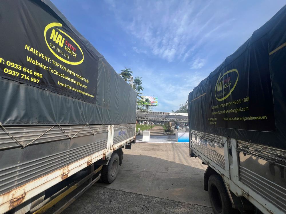 Xe tải in logo Nai Event House chở thiết bị đến công trình sự kiện