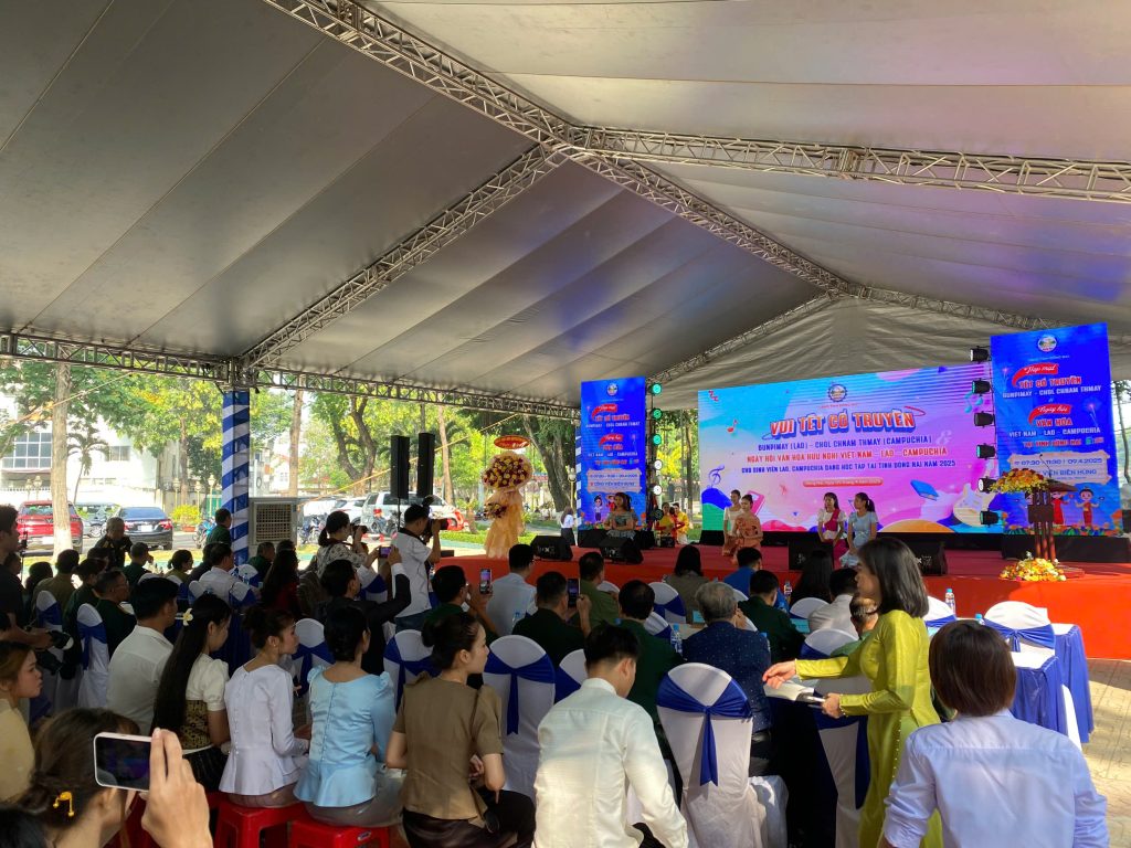 Lễ tết cổ truyền cho các em học sinh tại phường Trấn Biên