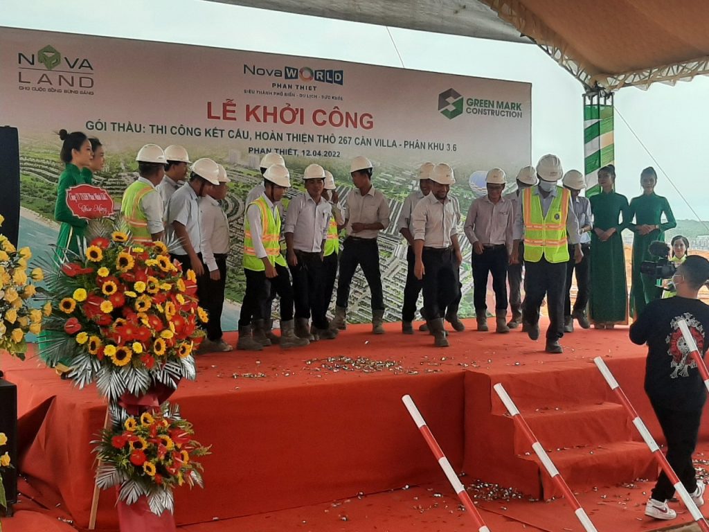 Đêm múa lân Tết dưới khung truss ánh sáng sân khấu