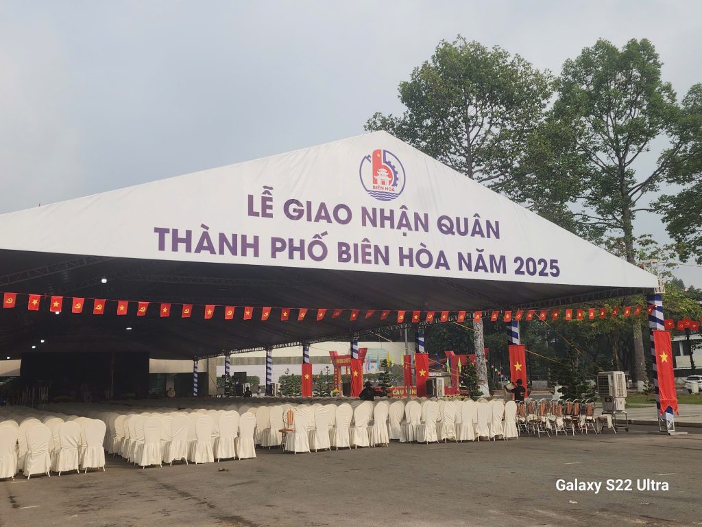 Nhà dù sọc xanh trắng và dãy gian hàng ngoài trời